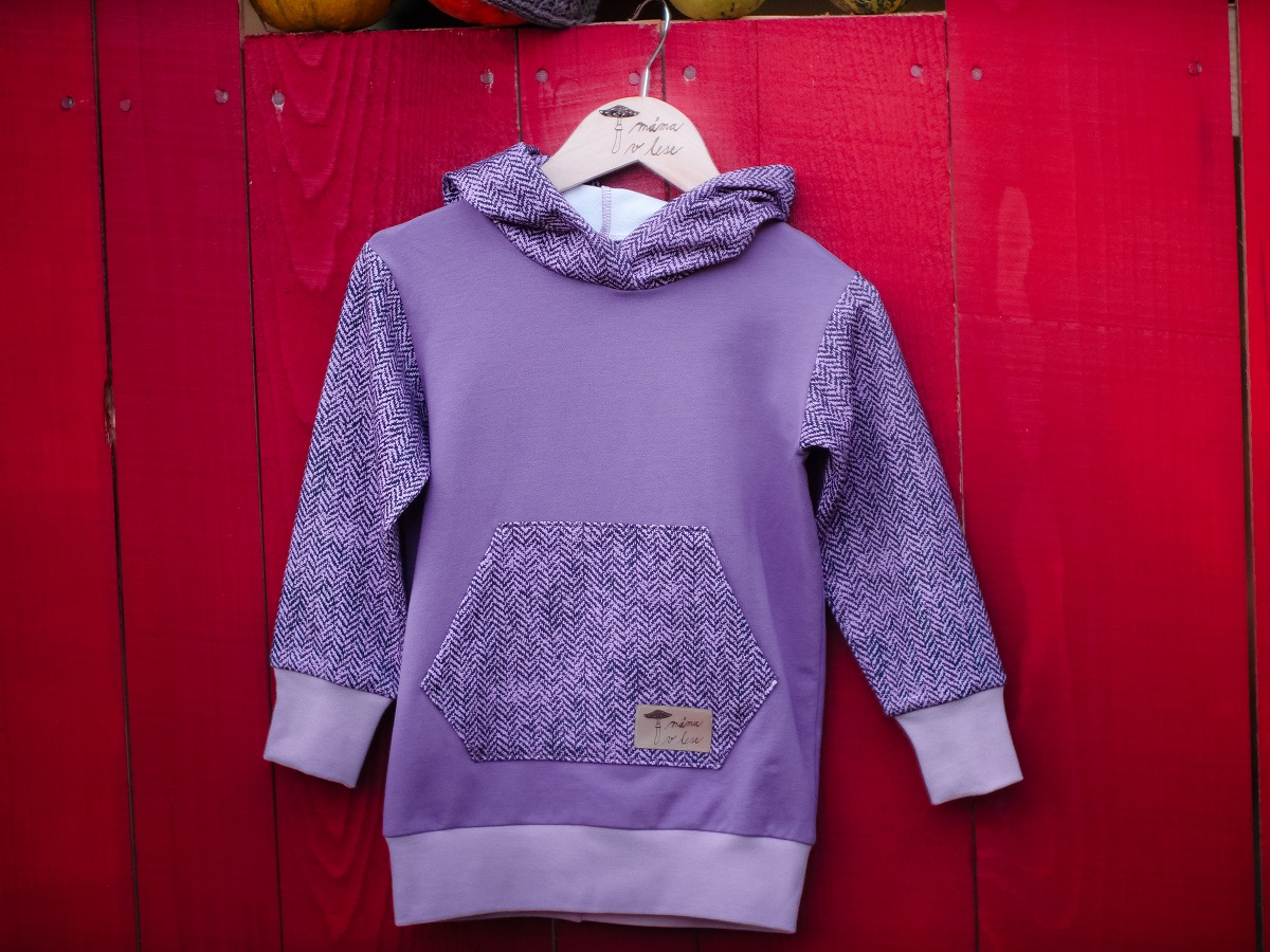 mikina s kapucí fialová udržitelné oblečení pro děti máma v lese