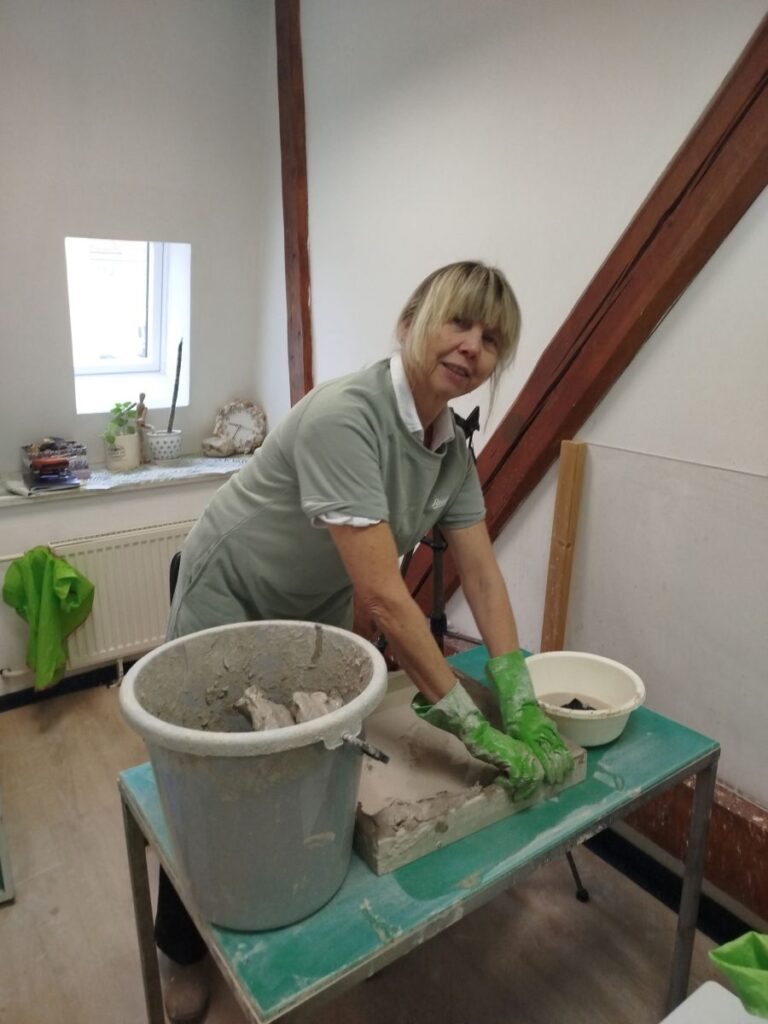 Práce v hliněném poli