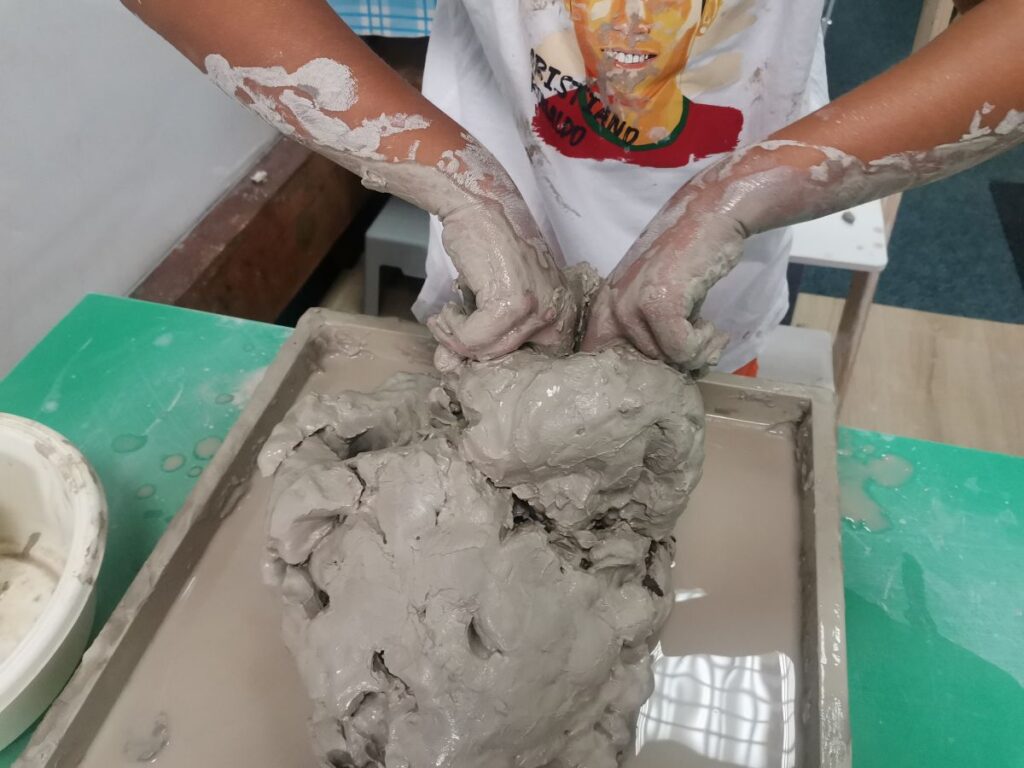 Práce v hliněném poli