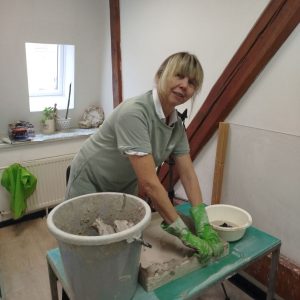 Práce v hliněném poli